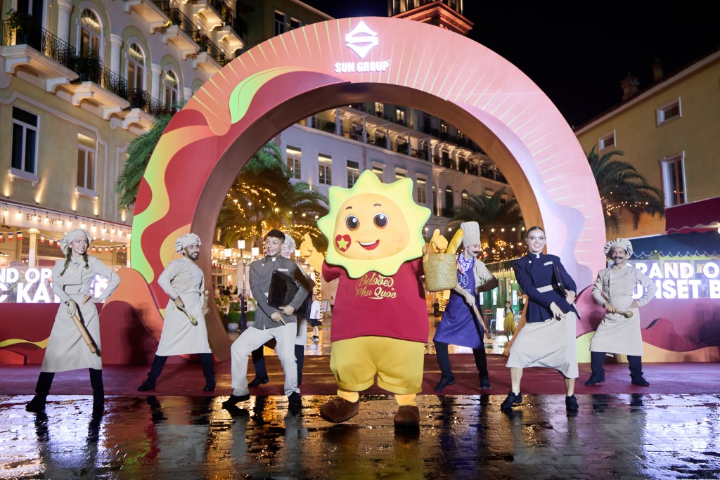 Show diễn Yum Yum mang đến những giây phút hoạt náo vui nhộn và sống động tại Sunset Bazaar. Show diễn Yum Yum mang đến những giây phút hoạt náo vui nhộn và sống động tại Sunset Bazaar.