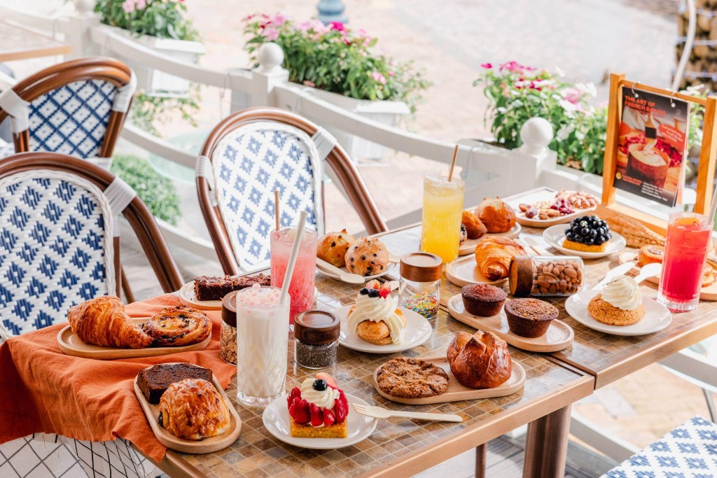 Góc ban công ngập nắng và hoa tại Eric Kayser. Góc ban công ngập nắng và hoa tại Eric Kayser.