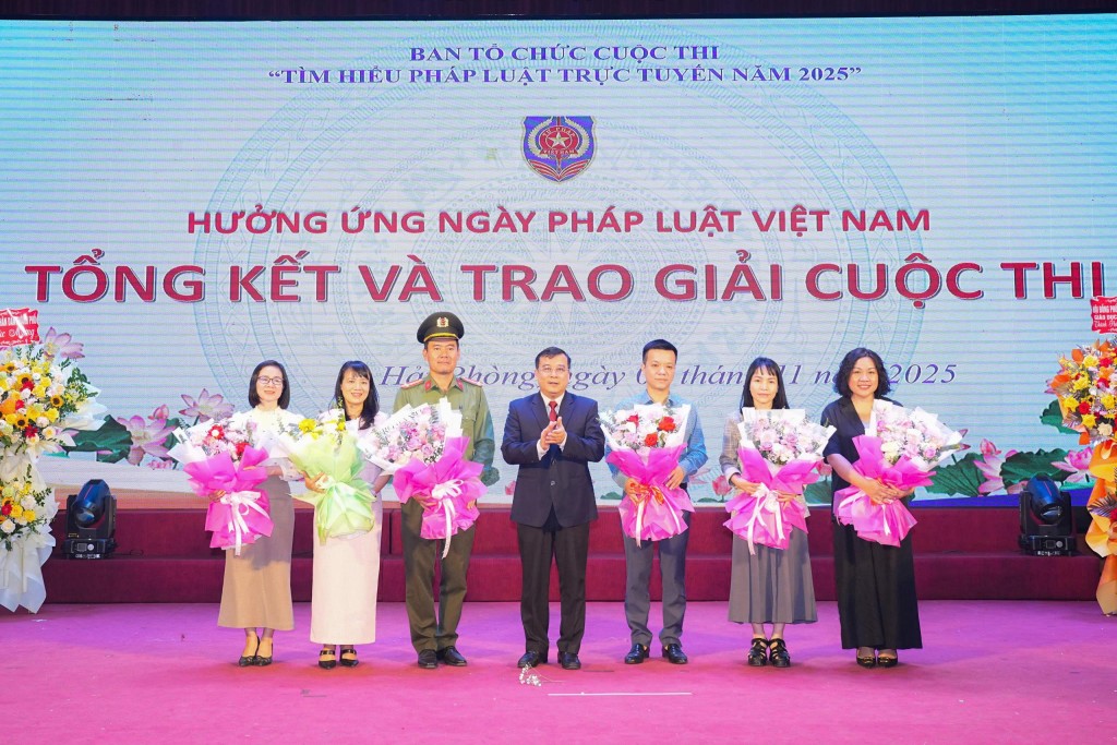 Ban Tổ chức trao Giấy chứng nhận cho các tập thể, cá nhân đạt giải. Ban Tổ chức trao Giấy chứng nhận cho các tập thể, cá nhân đạt giải.