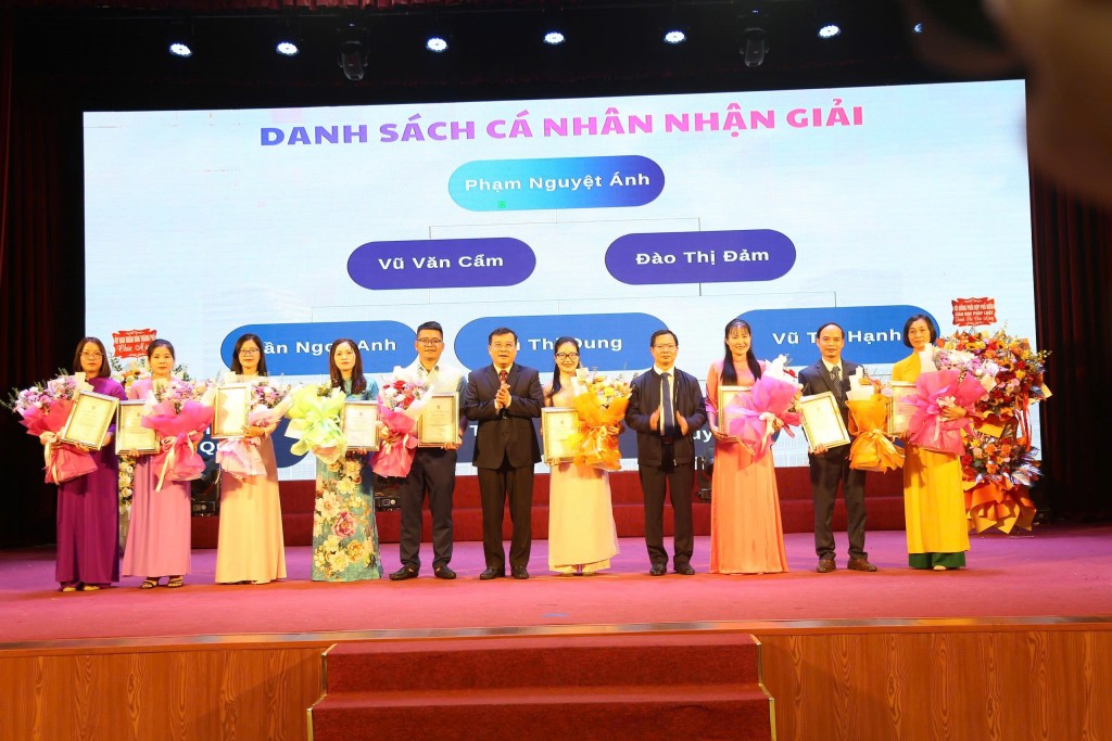 Ban Tổ chức trao Giấy chứng nhận cho các tập thể, cá nhân đạt giải. Ban Tổ chức trao Giấy chứng nhận cho các tập thể, cá nhân đạt giải.