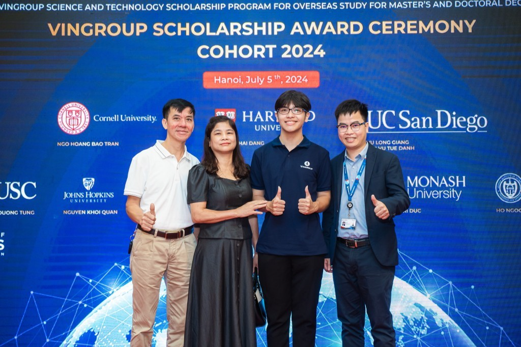 TS Phạm Huy Hiệu (ngoài cùng bên phải) TS Phạm Huy Hiệu (ngoài cùng bên phải)