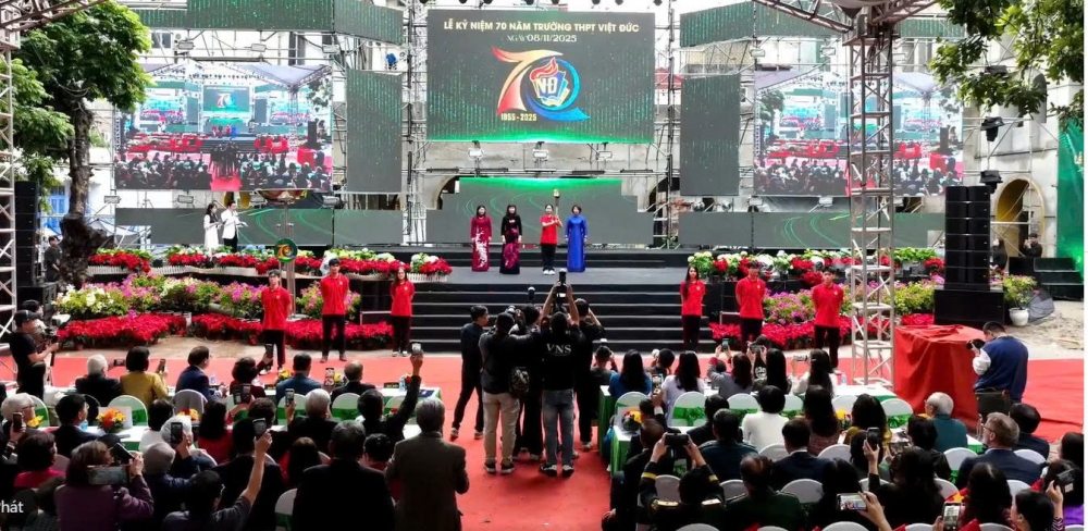 Tự hào viết tiếp trang sử vàng của Trường THPT Việt Đức Tự hào viết tiếp trang sử vàng của Trường THPT Việt Đức