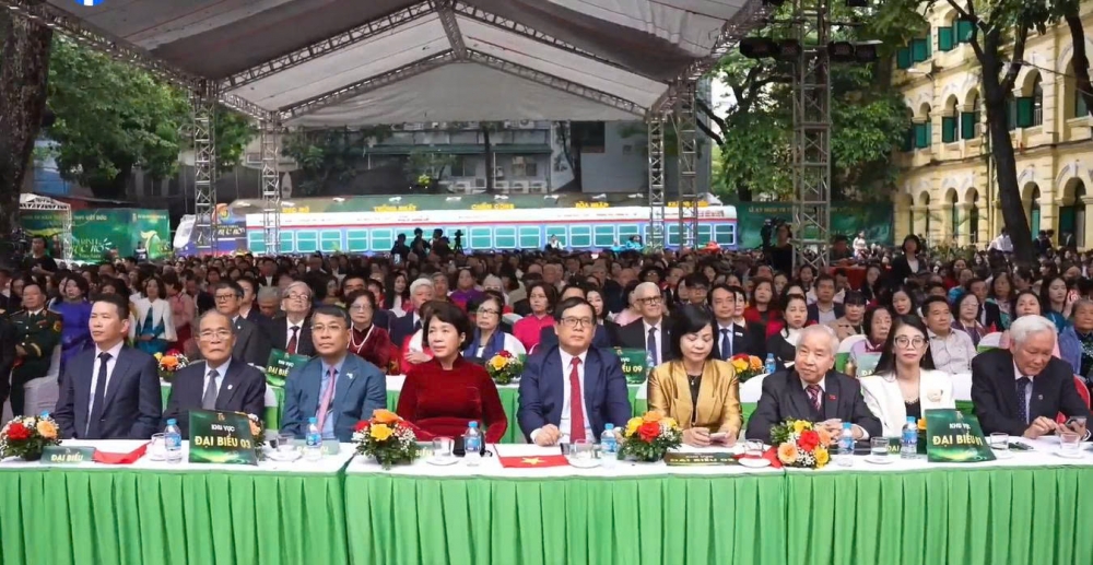 Viết tiếp trang sử vàng của Trường THPT Việt Đức Viết tiếp trang sử vàng của Trường THPT Việt Đức