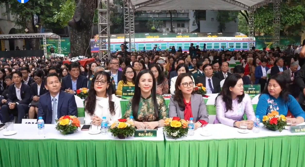 Viết tiếp trang sử vàng của Trường THPT Việt Đức Viết tiếp trang sử vàng của Trường THPT Việt Đức