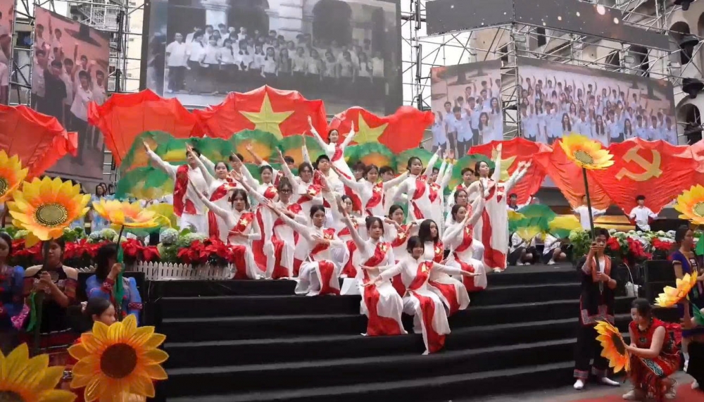 Viết tiếp trang sử vàng của Trường THPT Việt Đức Viết tiếp trang sử vàng của Trường THPT Việt Đức