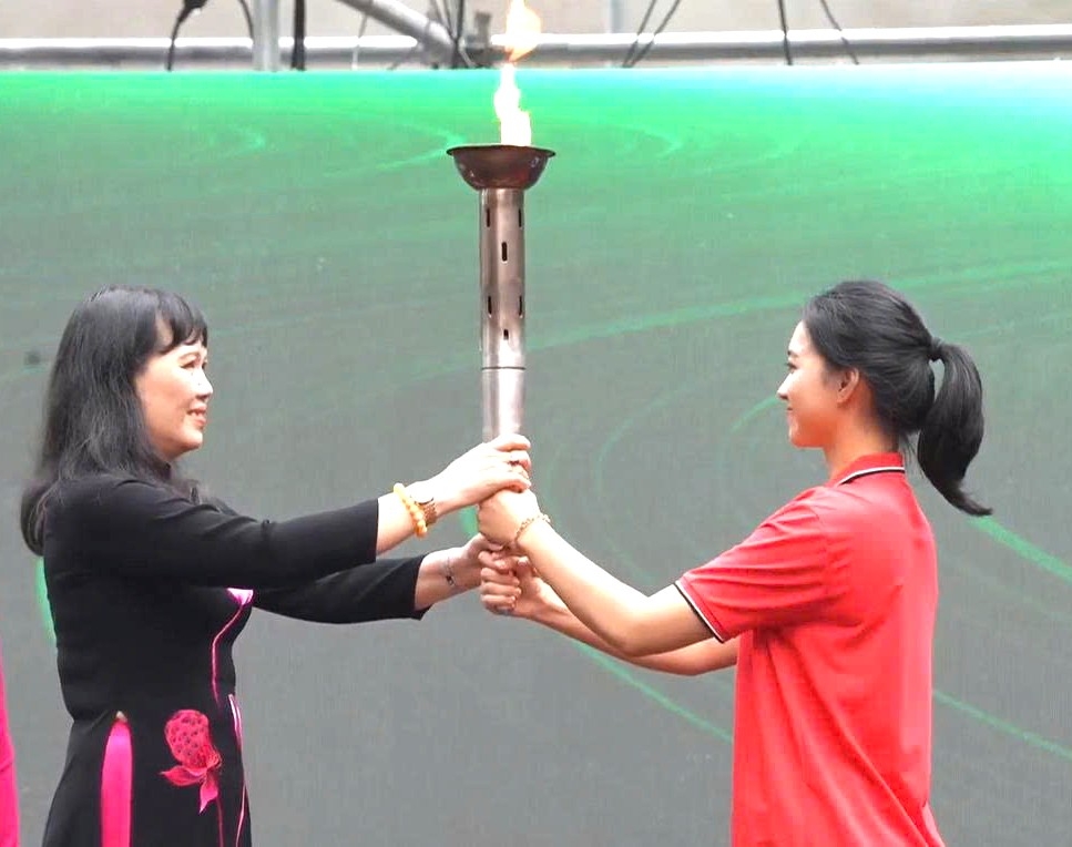 Viết tiếp trang sử vàng của Trường THPT Việt Đức Viết tiếp trang sử vàng của Trường THPT Việt Đức