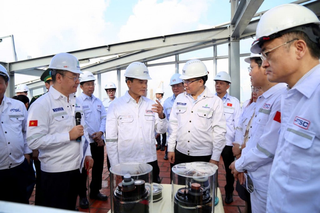 Petrovietnam gắn biển công trình chào mừng Đại hội Đảng toàn quốc Petrovietnam gắn biển công trình chào mừng Đại hội Đảng toàn quốc