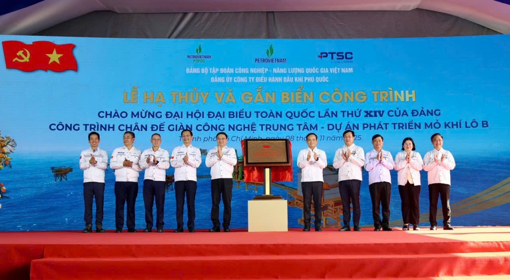 Petrovietnam gắn biển công trình chào mừng Đại hội Đảng toàn quốc Petrovietnam gắn biển công trình chào mừng Đại hội Đảng toàn quốc