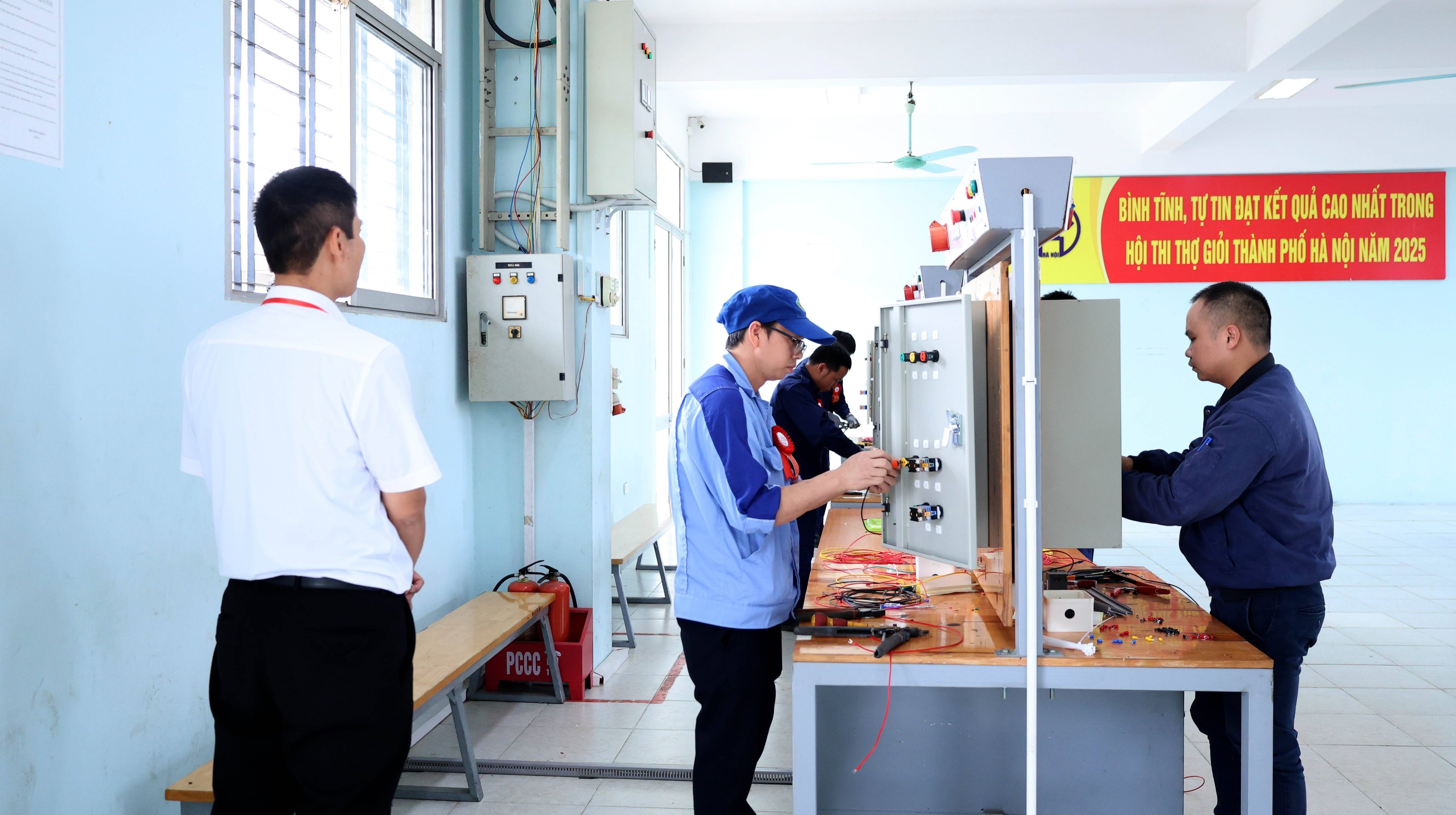 Các thí sinh dự thi Hội thi thợ giỏi TP Hà Nội năm 2025