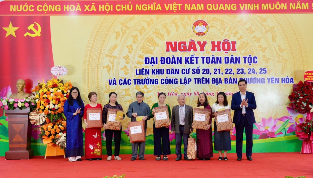 Lãnh đạo phường Yên Hoà tặng quà các hộ có hoàn cảnh khó khăn trên địa bàn phường. Lãnh đạo phường Yên Hoà tặng quà các hộ có hoàn cảnh khó khăn trên địa bàn phường.