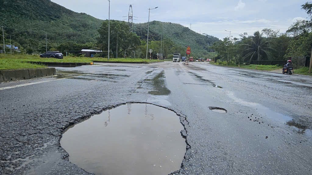 Cần sớm khắc phục triệt để các vị trí hư hỏng, chi chít ổ gà, ổ voi, nhằm đảm bảo an toàn cho người và phương tiện tham gia giao thông trên tuyến (Ảnh: Hồng Quảng) Cần sớm khắc phục triệt để các vị trí hư hỏng, chi chít ổ gà, ổ voi, nhằm đảm bảo an toàn cho người và phương tiện tham gia giao thông trên tuyến (Ảnh: Hồng Quảng)