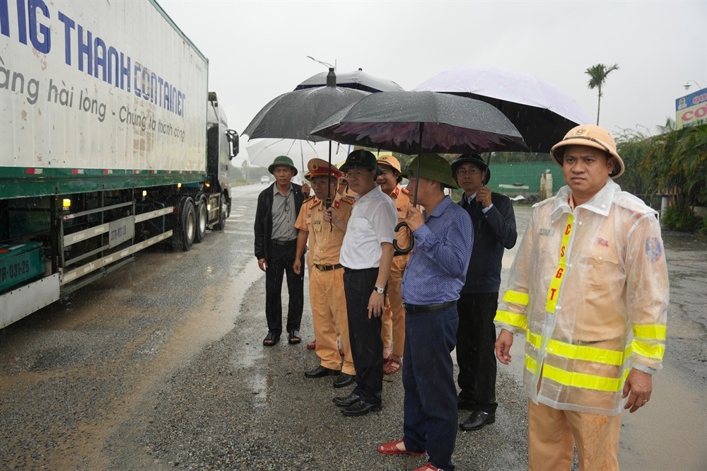Phó Chủ tịch UBND thành phố Huế Hoàng Hải Minh vừa trực tiếp đi kiểm tra và chỉ đạo công tác khắc phục tình trạng hư hỏng trên tuyến Quốc lộ 1A Phó Chủ tịch UBND thành phố Huế Hoàng Hải Minh vừa trực tiếp đi kiểm tra và chỉ đạo công tác khắc phục tình trạng hư hỏng trên tuyến Quốc lộ 1A