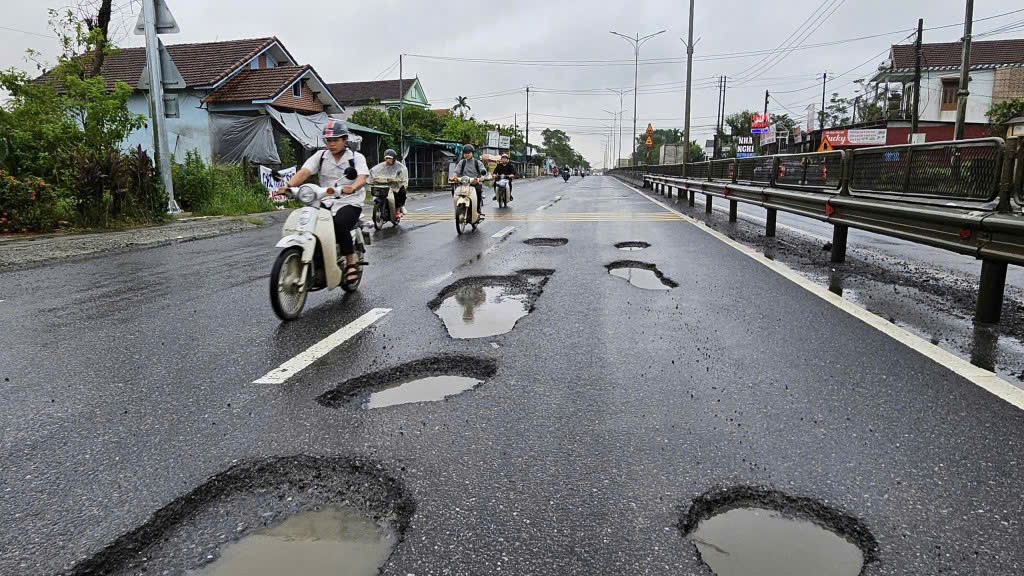 Km 851+300 nhiều ổ voi lớn (gần trường THPT An Lương Đông) các em học sinh qua lại nhiều, tiềm ẩn nguy cơ tai nạn giao thông (Ảnh: Hồng Quảng) Km 851+300 nhiều ổ voi lớn (gần trường THPT An Lương Đông) các em học sinh qua lại nhiều, tiềm ẩn nguy cơ tai nạn giao thông (Ảnh: Hồng Quảng)