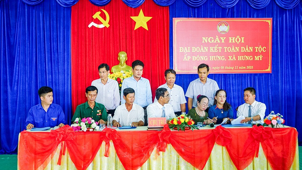 Lãnh đạo xã cùng chứng kiến chính quyền ấp ký ký giao ước thi đua Lãnh đạo xã cùng chứng kiến chính quyền ấp ký ký giao ước thi đua