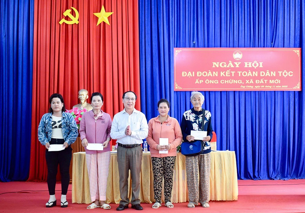 trao 5 suất quà cho hộ nghèo, hộ cận nghèo trên địa bàn. trao 5 suất quà cho hộ nghèo, hộ cận nghèo trên địa bàn.