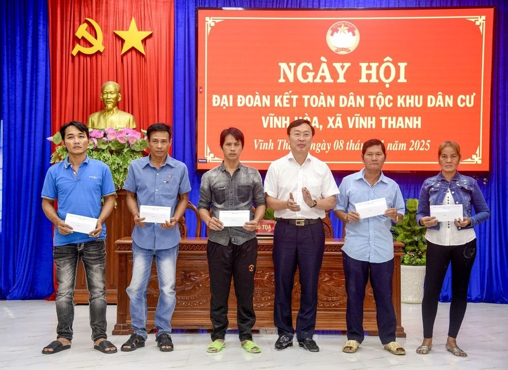 trao quà cho các hộ có hoàn cảnh khó khăn của ấp. trao quà cho các hộ có hoàn cảnh khó khăn của ấp.