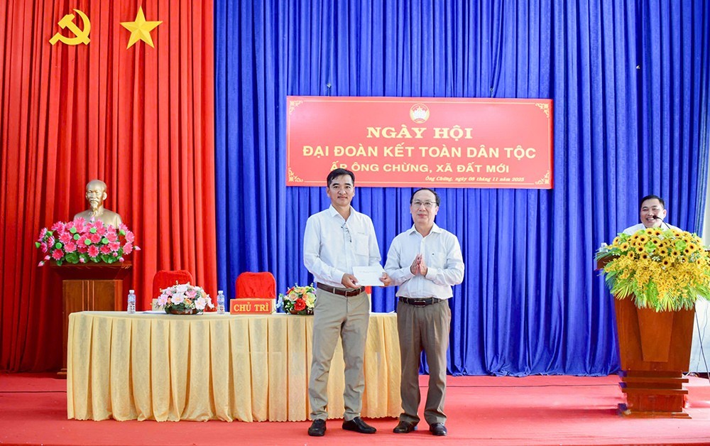 đội bóng chuyền cống hiến nhiều pha bóng hấp dẫn, tạo nên không khí sôi nổi tại Ngày hội. đội bóng chuyền cống hiến nhiều pha bóng hấp dẫn, tạo nên không khí sôi nổi tại Ngày hội.