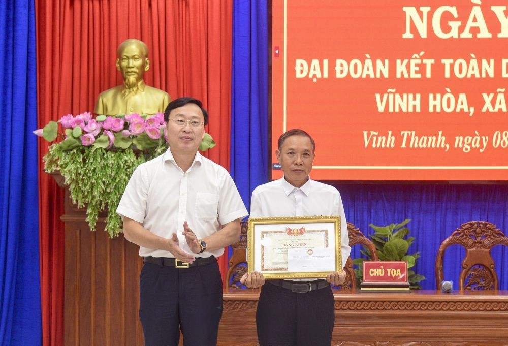 Huỳnh Hữu Trí trao bằng khen của Uỷ ban MTTQ Việt Nam tỉnh cho Ban Công tác Mặt trận ấp Vĩnh Hòa. Huỳnh Hữu Trí trao bằng khen của Uỷ ban MTTQ Việt Nam tỉnh cho Ban Công tác Mặt trận ấp Vĩnh Hòa.