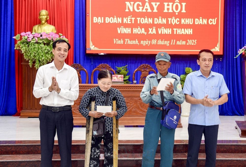 Bí thư Đảng uỷ Ngô Nguyên Phong (bìa trái) và Chủ tịch UBND xã Vĩnh Thanh Trương Hoàng Lil (bìa phải) tặng quà cho hộ nghèo, hộ khó khăn. Bí thư Đảng uỷ Ngô Nguyên Phong (bìa trái) và Chủ tịch UBND xã Vĩnh Thanh Trương Hoàng Lil (bìa phải) tặng quà cho hộ nghèo, hộ khó khăn.