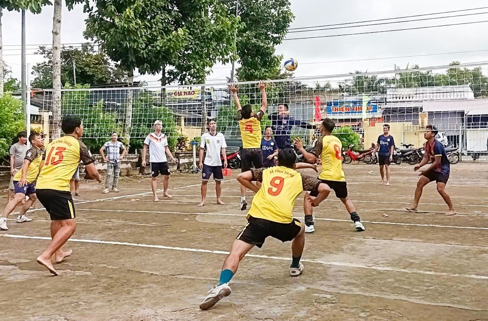 10 đội bóng chuyền cống hiến nhiều pha bóng hấp dẫn, tạo nên không khí sôi nổi tại Ngày hội. 10 đội bóng chuyền cống hiến nhiều pha bóng hấp dẫn, tạo nên không khí sôi nổi tại Ngày hội.