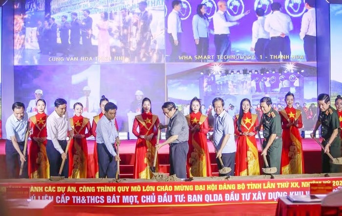 Thủ tướng Phạm Minh Chính và Bộ trưởng Nguyễn Kim Sơn cùng lãnh đạo Bộ Quốc phòng, lãnh đạo tỉnh Thanh Hóa thực hiện nghi thức khởi công Trường phổ thông nội trú liên cấp TH&THCS xã Bát Mọt, tỉnh Thanh Hóa. Thủ tướng Phạm Minh Chính và Bộ trưởng Nguyễn Kim Sơn cùng lãnh đạo Bộ Quốc phòng, lãnh đạo tỉnh Thanh Hóa thực hiện nghi thức khởi công Trường phổ thông nội trú liên cấp TH&THCS xã Bát Mọt, tỉnh Thanh Hóa.