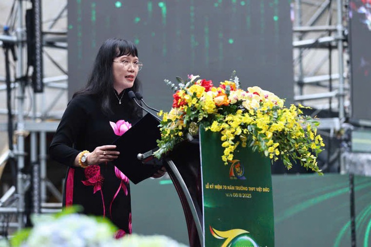 Nhà giáo Nguyễn Bội Quỳnh - Hiệu trưởng Trường THPT Việt Đức. Nhà giáo Nguyễn Bội Quỳnh - Hiệu trưởng Trường THPT Việt Đức.