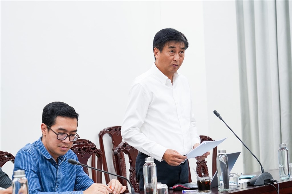 Đại diện CMC trình bày kiến nghị, đề xuất với lãnh đạo tỉnh Cà Mau tại buổi làm việc.