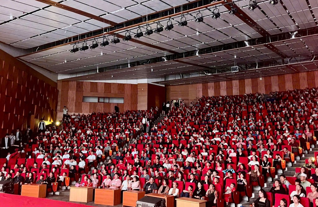 Suất chiếu đầu tiên của bộ phim “Mưa đỏ” vào sáng 8/11 đã thu hút hơn 1.000 lượt khán giả.