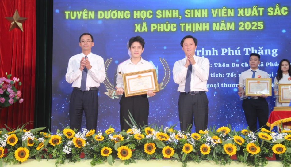 Xã Phúc Thịnh vinh danh 165 học sinh, sinh viên tiêu biểu năm 2025 Xã Phúc Thịnh vinh danh 165 học sinh, sinh viên tiêu biểu năm 2025