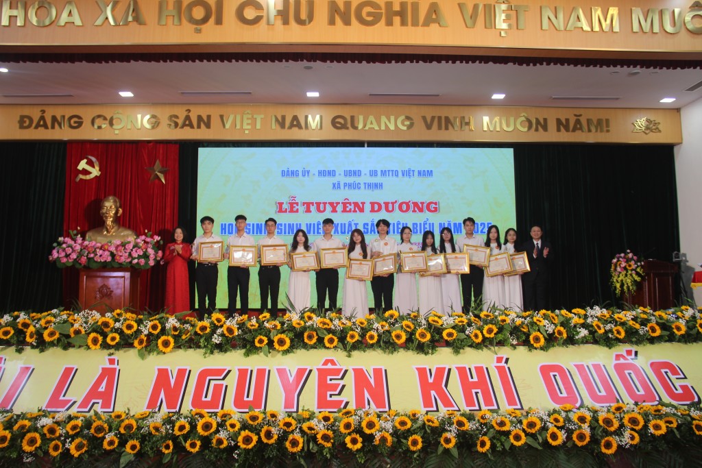 Xã Phúc Thịnh vinh danh 165 học sinh, sinh viên tiêu biểu năm 2025 Xã Phúc Thịnh vinh danh 165 học sinh, sinh viên tiêu biểu năm 2025