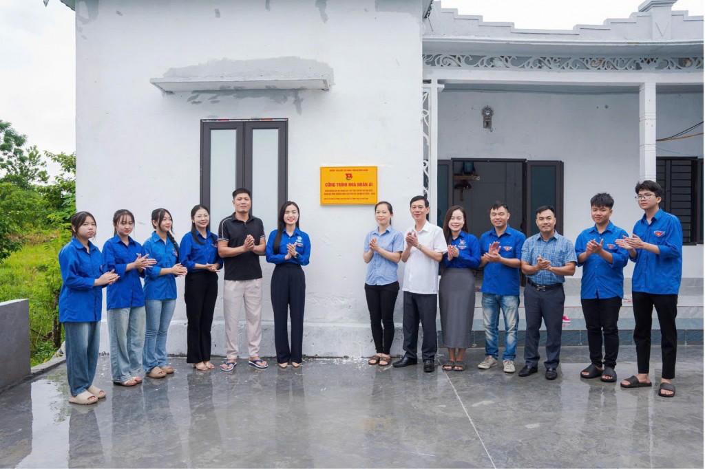 Ban Thường vụ Tỉnh Đoàn trao tặng lại Tuổi trẻ Quảng Ninh chung tay vì cộng đồng