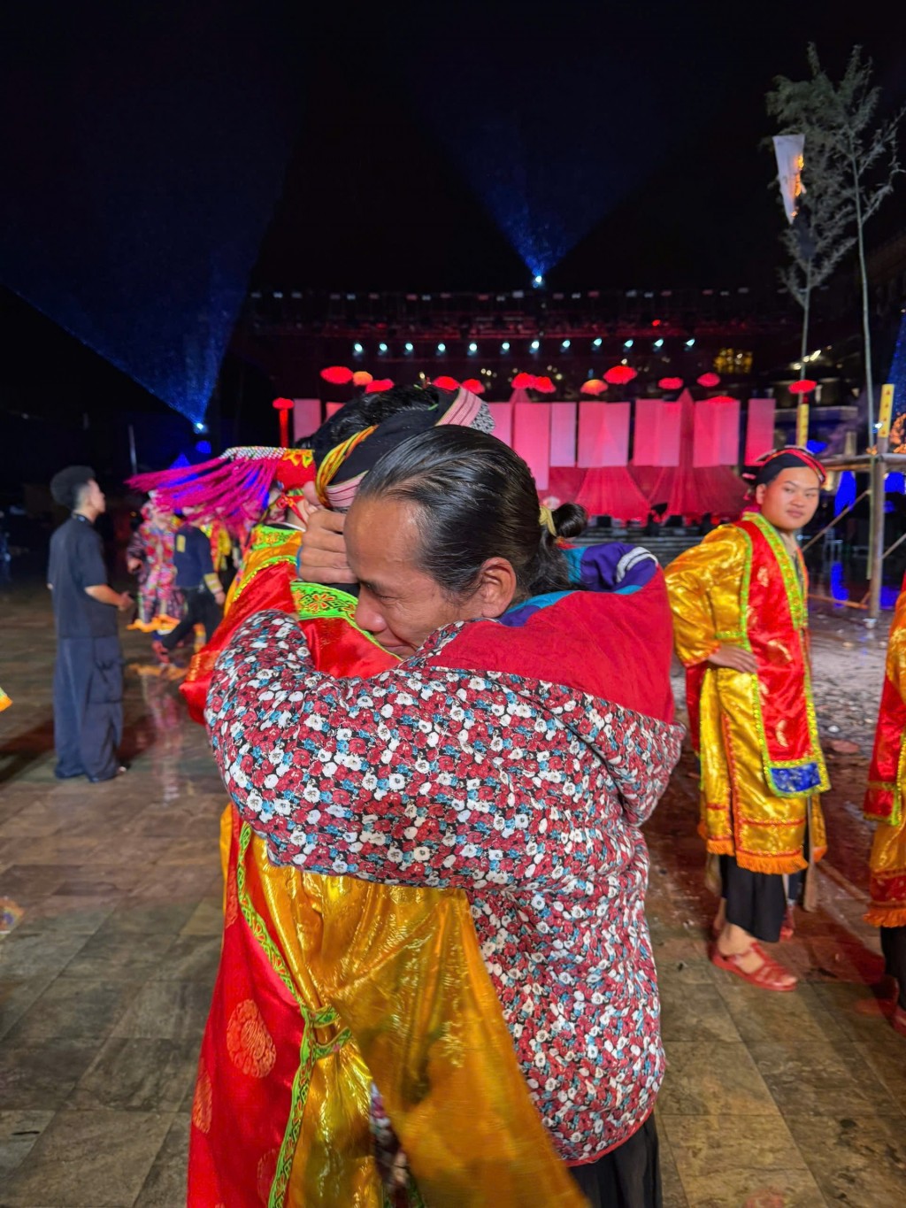 Đạo diễn Xuân Trường xúc động rơi nước mắt, ôm chặt diễn viên sau đêm diễn thành công tốt đẹp