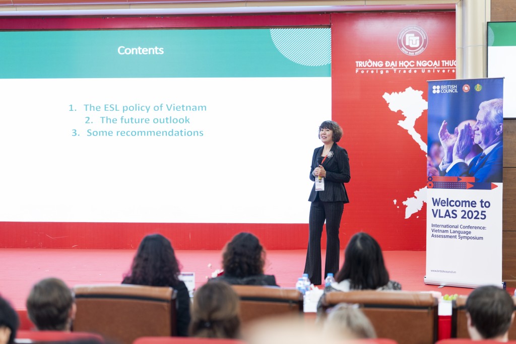 Bà TS. Nguyễn Thị Mai Hữu, Đại diện Ban Quản lý Đề án Ngoại ngữ Quốc gia đã điểm qua những đổi mới trong công tác giảng dạy và đánh giá tiếng Anh tại Việt Nam
