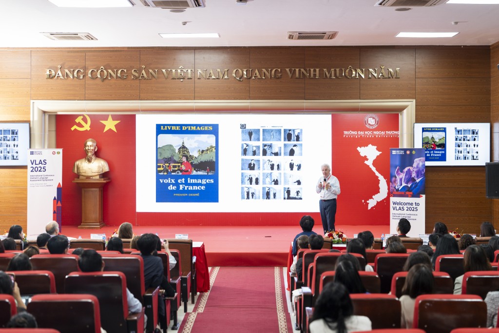 Giáo sư Barry đã trình bày các sáng kiến giúp giáo viên và học sinh biến kỹ năng Nói thành một phần tự nhiên trong lớp học.