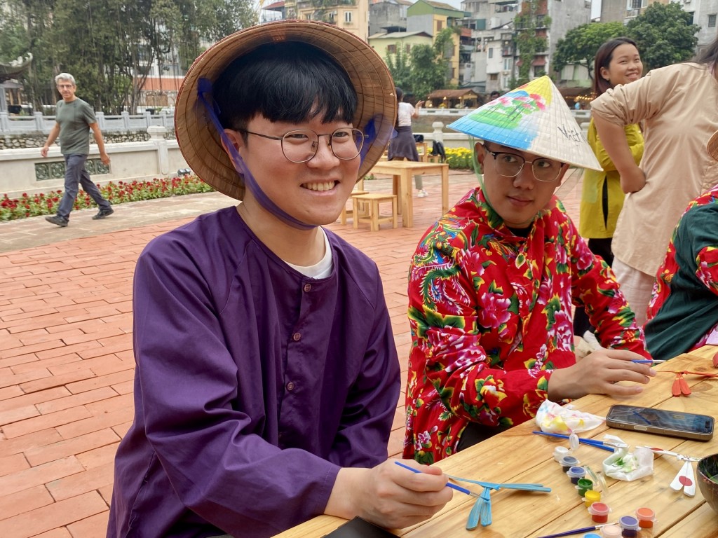 Anh Geon Hui (25 tuổi, du học sinh Hàn Quốc) chăm chú trải nghiệm hoạt động hoàn thiện chuồn chuồn tre truyền thống Anh Geon Hui (25 tuổi, du học sinh Hàn Quốc) chăm chú trải nghiệm hoạt động hoàn thiện chuồn chuồn tre truyền thống