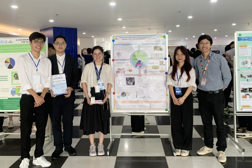 Trần Thị Lý (thứ ba từ trái sang) chụp ảnh lưu niệm cùng thầy giáo và các bạn 