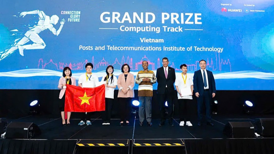 Nữ sinh Mai Thị Phượng (thứ ba bên trái) nhận Huy chương Vàng tại cuộc thi ICT competition vòng Châu Á - Thái Bình Dương tổ chức tại Kualalumpur (Malaysia) năm 2025