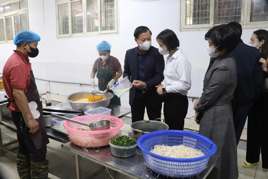 Đoàn kiểm tra liên ngành kiểm tra thực tế tại bếp ăn bán trú của trường Tiểu học Cự Khê (xã Bình Minh) Đoàn kiểm tra liên ngành kiểm tra thực tế tại bếp ăn bán trú của trường Tiểu học Cự Khê (xã Bình Minh)