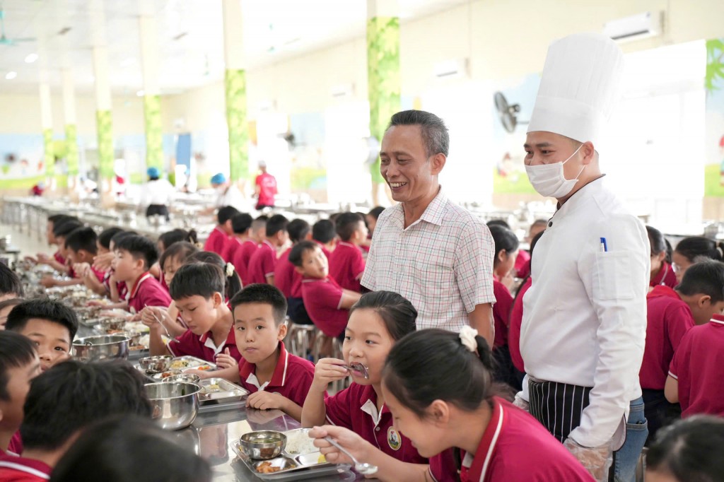 Phụ huynh giám sát bữa ăn bán trú tại trường Tiểu học Đông La Phụ huynh giám sát bữa ăn bán trú tại trường Tiểu học Đông La