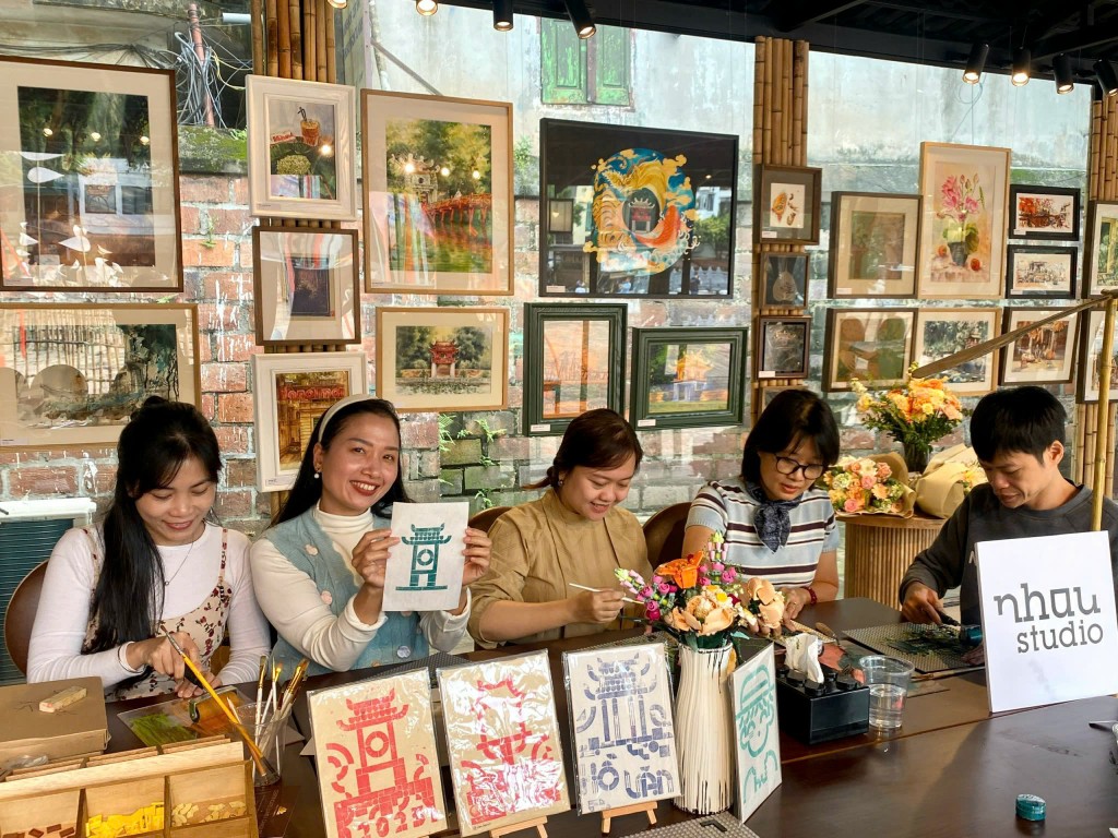 Trải nghiệm độc đáo ghép và in tranh với chất liệu giấy dó được nhiều du khách quan tâm