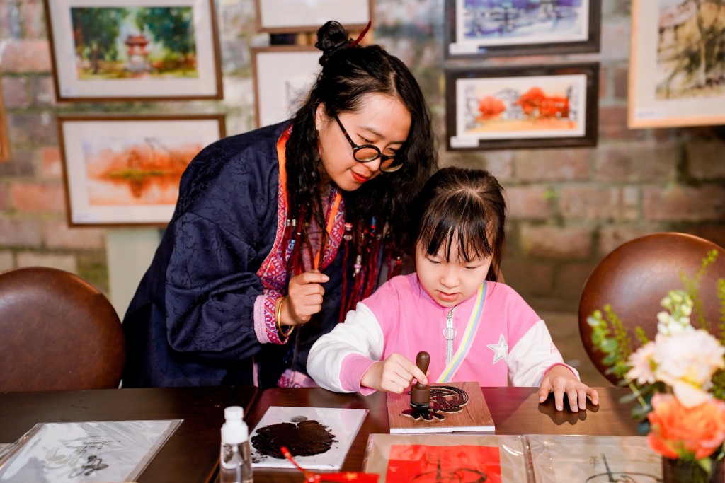 Mỗi khách tham gia trải nghiệm đều được hướng dẫn tận tình 