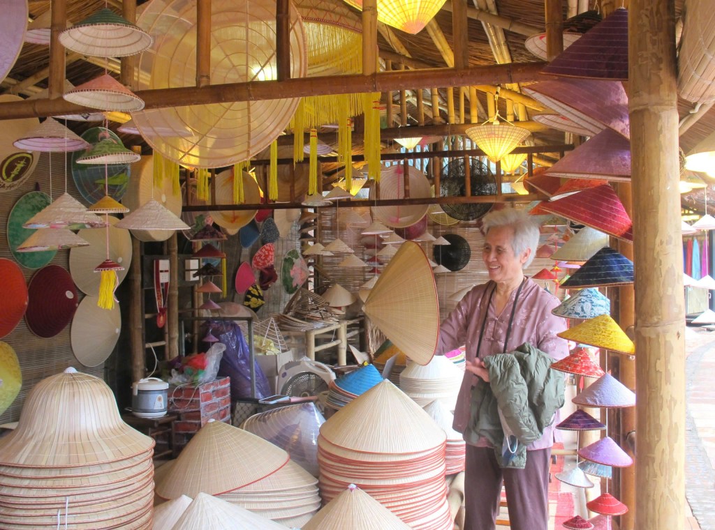 Không gian trưng bày các sản phẩm làng nghề truyền thống là điểm đến hấp dẫn