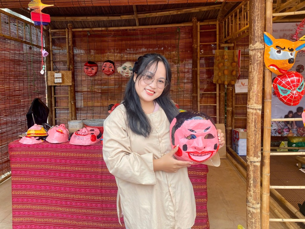 Bạn Thu Phương mong muốn trở thành cầu nối đưa bạn bè quốc tế đến gần hơn với văn hóa truyền thống, làng nghề và ẩm thực Việt