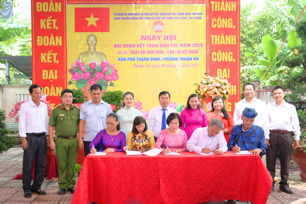 5 hộ dân đại diện cho toàn thể nhân dân khu phố cùng lên ký cam kết thực hiện các nội dung phong trào thi đua. 5 hộ dân đại diện cho toàn thể nhân dân khu phố cùng lên ký cam kết thực hiện các nội dung phong trào thi đua.