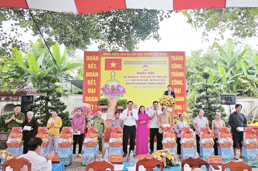 Lãnh đạo TP và phường trao 30 phần quà nghĩa tình cho các hộ khó khăn tại Thạnh Bình. Lãnh đạo TP và phường trao 30 phần quà nghĩa tình cho các hộ khó khăn tại Thạnh Bình.