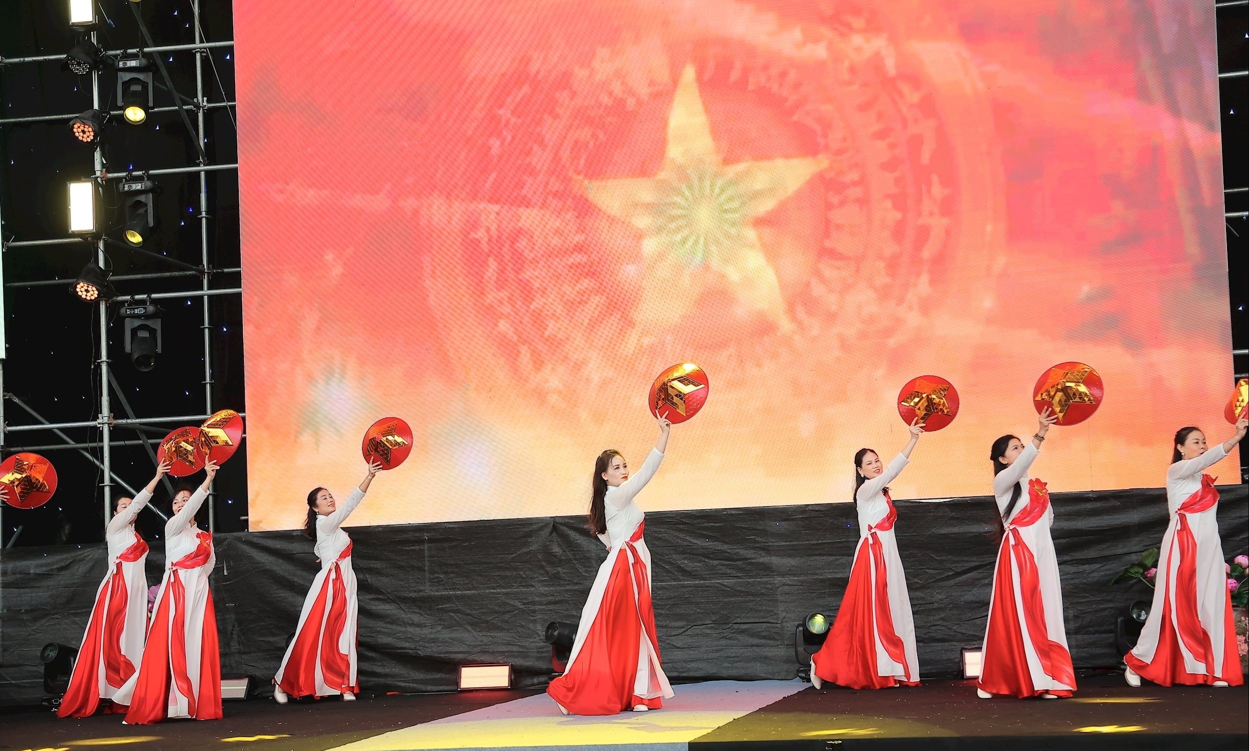 Đồng diễn áo dài “Phụ nữ Thủ đô - Hội nhập và phát triển” Đồng diễn áo dài “Phụ nữ Thủ đô - Hội nhập và phát triển”