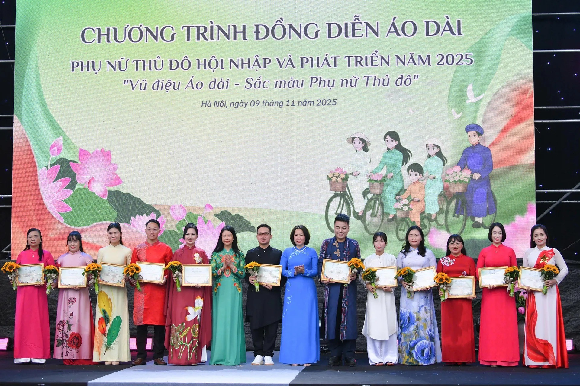 Đồng diễn áo dài “Phụ nữ Thủ đô - Hội nhập và phát triển” Đồng diễn áo dài “Phụ nữ Thủ đô - Hội nhập và phát triển”