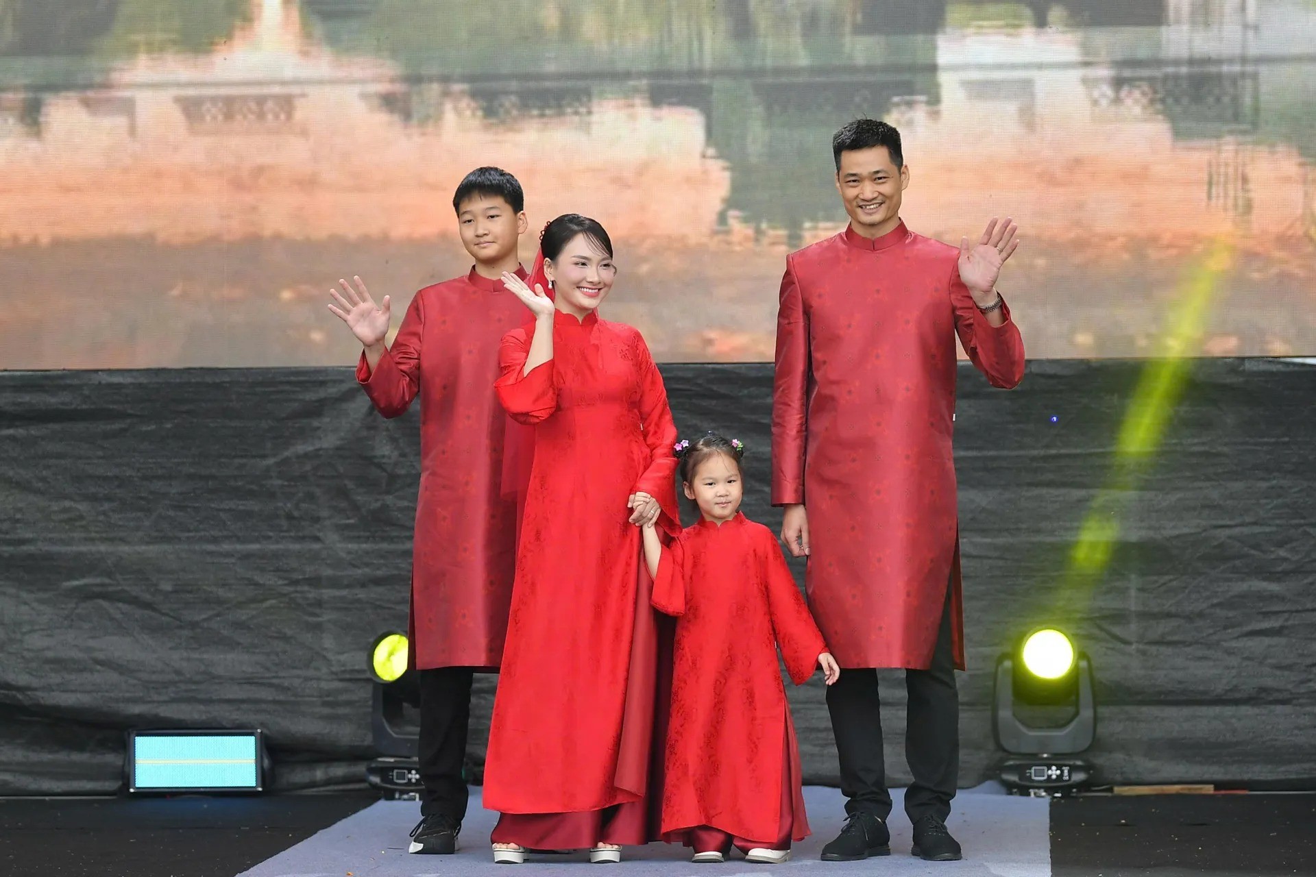 Đồng diễn áo dài “Phụ nữ Thủ đô - Hội nhập và phát triển” Đồng diễn áo dài “Phụ nữ Thủ đô - Hội nhập và phát triển”