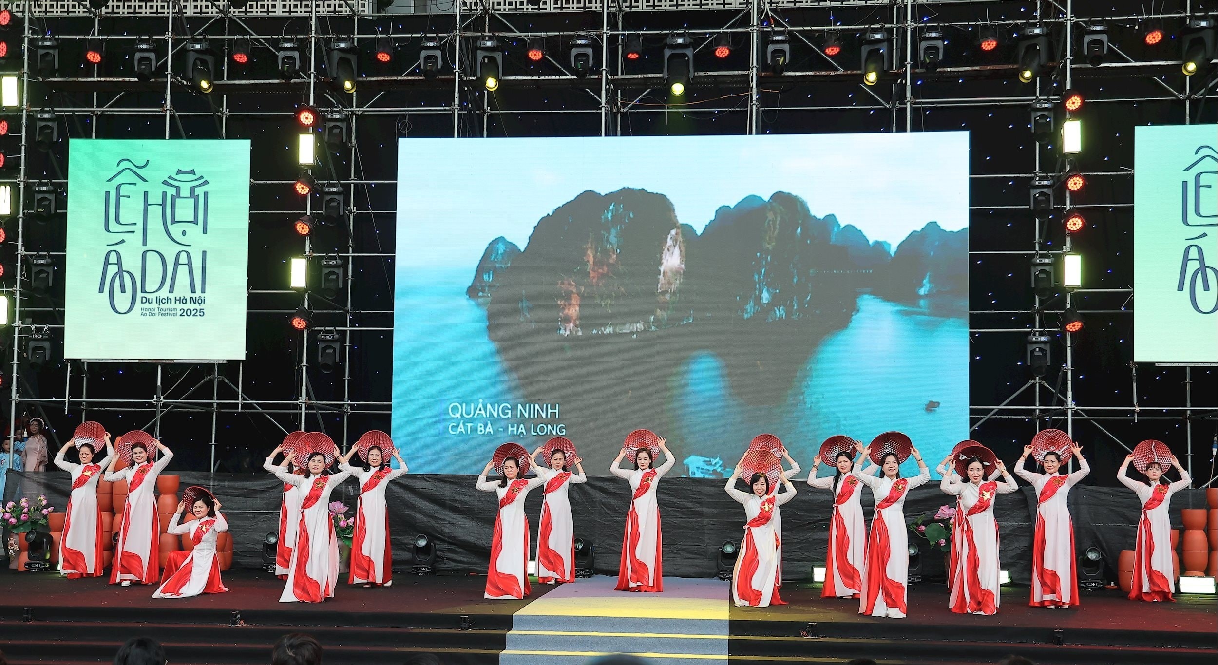 Đồng diễn áo dài “Phụ nữ Thủ đô - Hội nhập và phát triển” Đồng diễn áo dài “Phụ nữ Thủ đô - Hội nhập và phát triển”