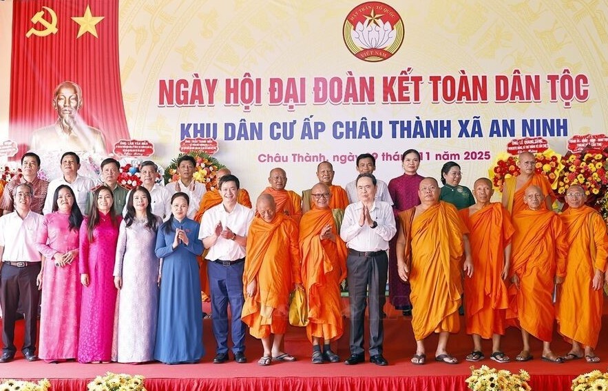 Chủ tịch Quốc hội dự Ngày hội Đại đoàn kết dân tộc tại TP Cần Thơ